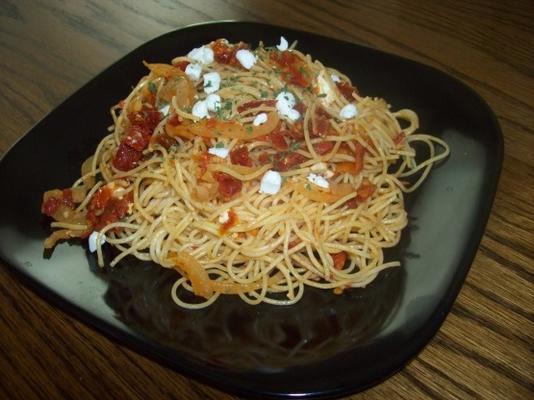 pâtes aux cheveux d'ange avec tomates séchées et fromage de chèvre