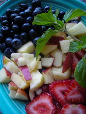 salade de fruits rouge, blanc et bleuets