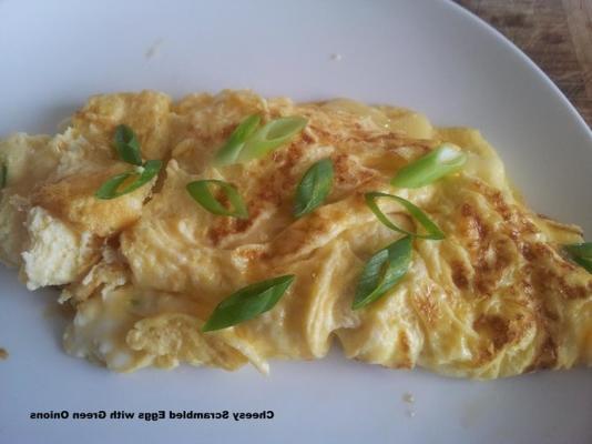 œufs brouillés au fromage avec oignons verts