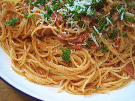 spaghetti au bacon et à la tomate