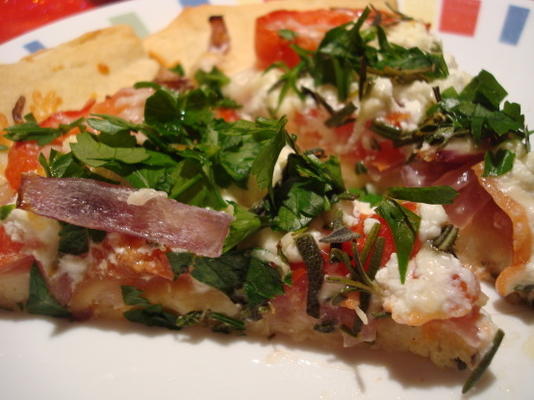 pizza aux herbes et au fromage de chèvre