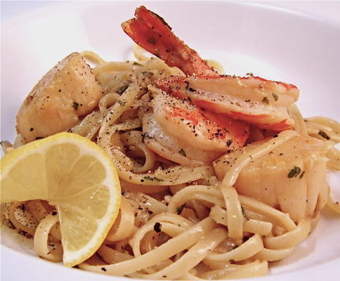 linguine citronnée aux coquilles Saint-Jacques et crevettes