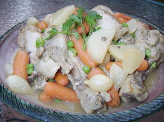 poulet braisé avec petits légumes et petits pois