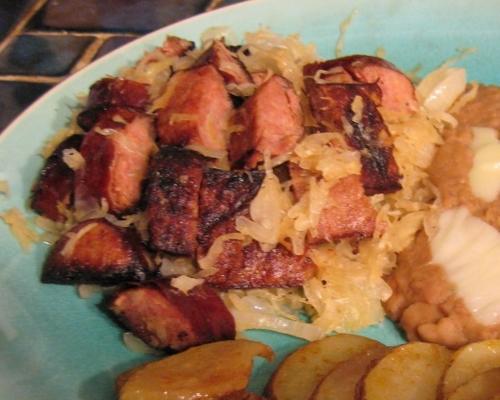 kielbasa grillé avec choucroute et oignons