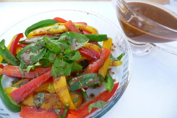 Salade de poivrons tricolores avec vinaigrette
