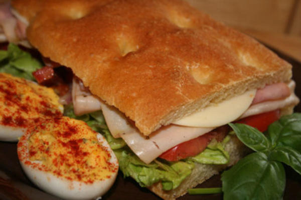 ciabatta deli sandwiches: un copieux sandwich à l'italienne