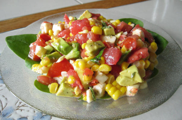 salade de mozzarella fraîche avec avocat, maïs rôti et tomate