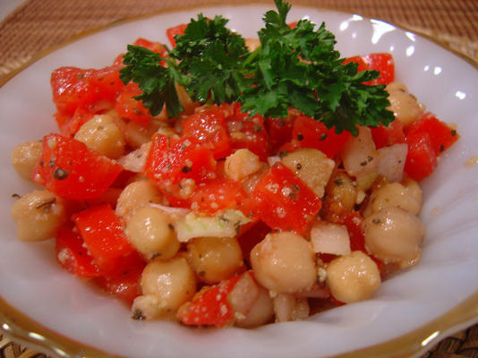 salade de tomates, d'oignons vidalia et de pois chiches