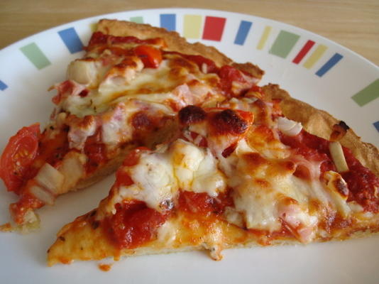 pizza au jambon, au fromage et aux tomates
