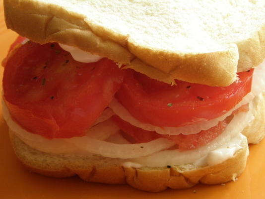sandwich aux tomates et oignons
