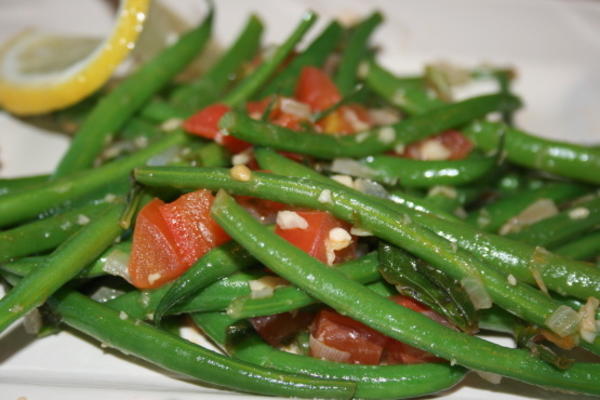 haricots verts braisés à la tomate et au basilic
