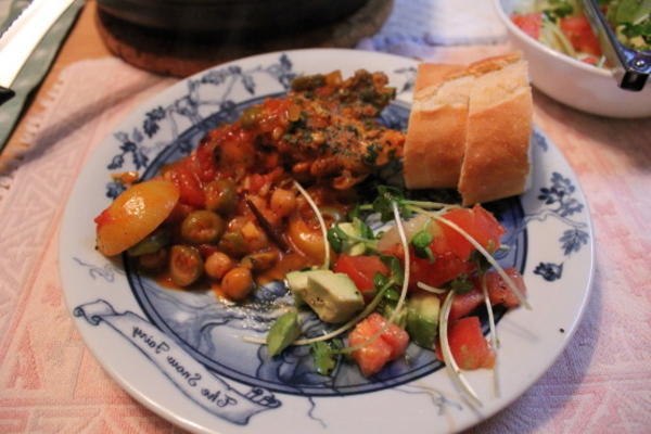 cuisses de poulet épicées dans un bouillon de tomates aux olives et aux pois chiches