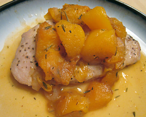 Côtelettes de porc cuites au four avec des pêches saoul