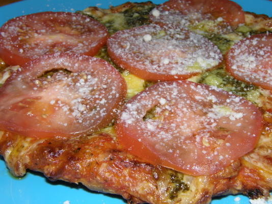 pizza au fromage et au pesto avec tomates fraîches