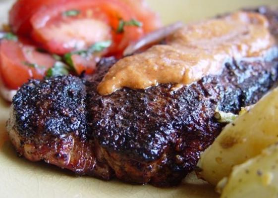 steaks de new york en croûte d'épices avec sauce au steak grill mesa