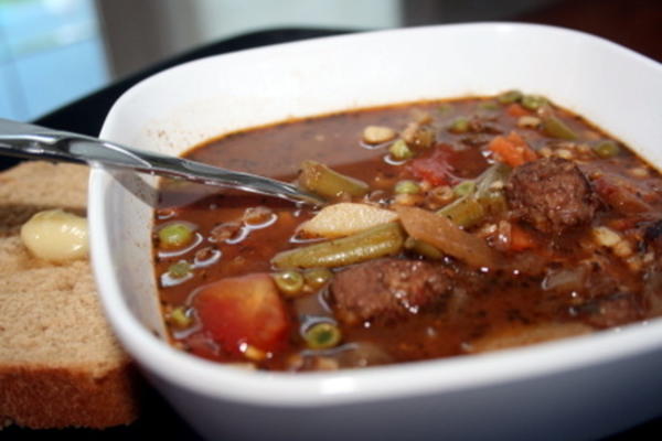 soupe de légumes aux boulettes de viande et d'orge