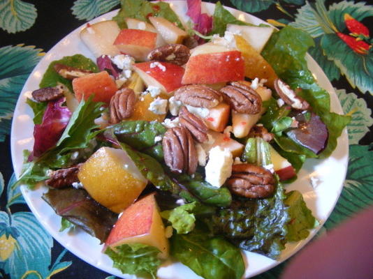 salade verte variée, poires, pommes et pacanes grillées
