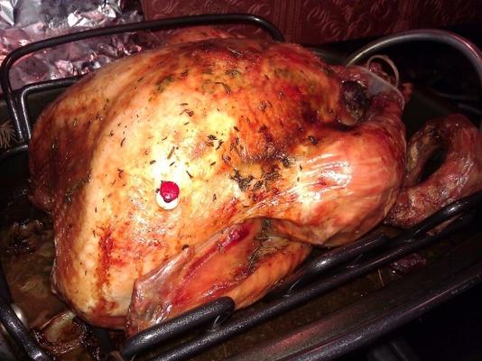dinde rôtie avec beurre aux herbes et sauce à l'oignon caramélisé