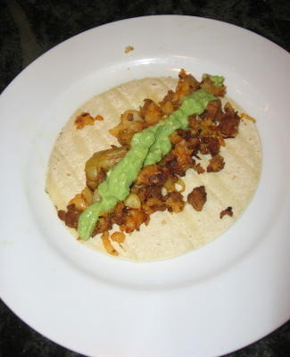 tacos de pommes de terre au chorizo ​​avec salsa à l'avocat simple