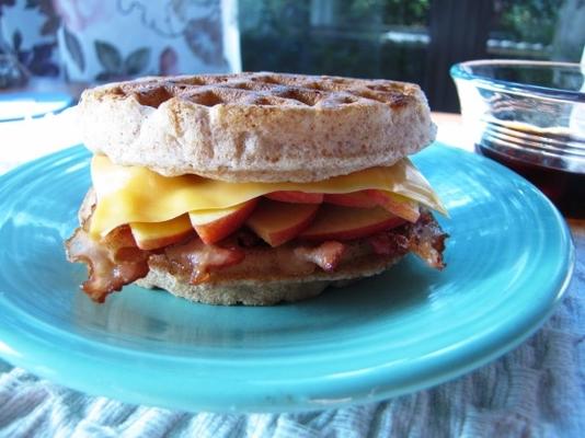 Applewich aux gaufres (sandwiches au jambon, au fromage et aux pommes sur des gaufres)