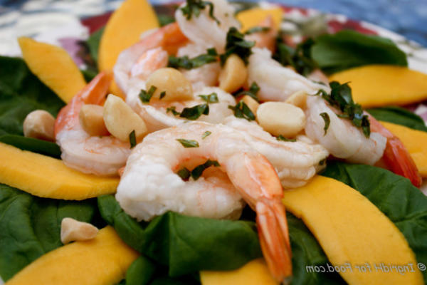 Salade de crevettes, mangue et macadamia avec vinaigrette citron basilic