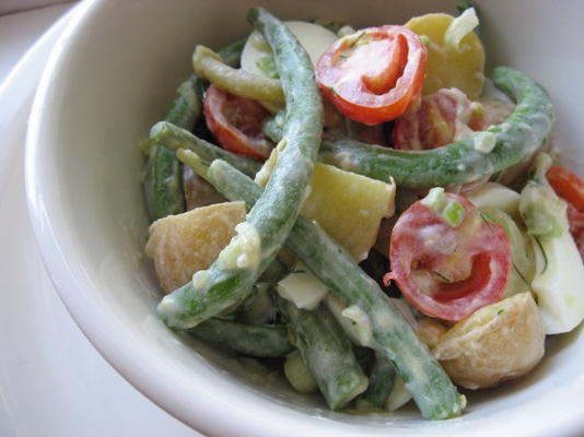 salade de haricots verts et de pommes de terre avec vinaigrette au concombre