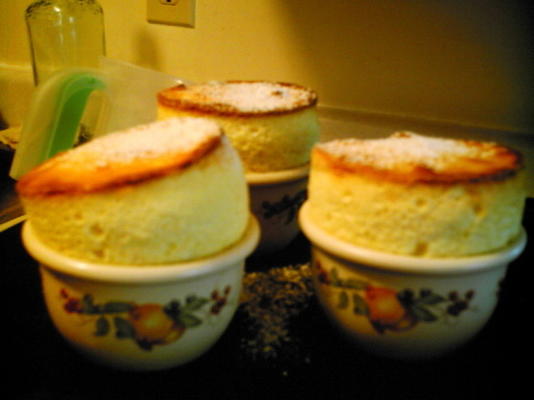 soufflés à la noix de coco et au chocolat blanc avec sauce à la mangue et au rhum