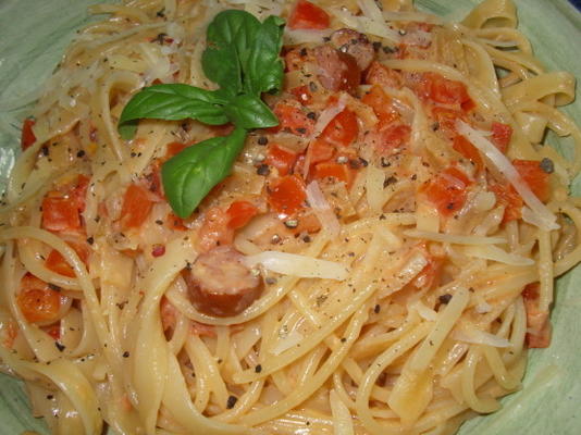 penne à la saucisse, tomate, poivron rouge à la crème