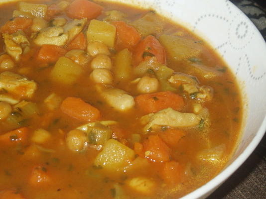 soupe de poulet parfumée avec pois chiches et légumes