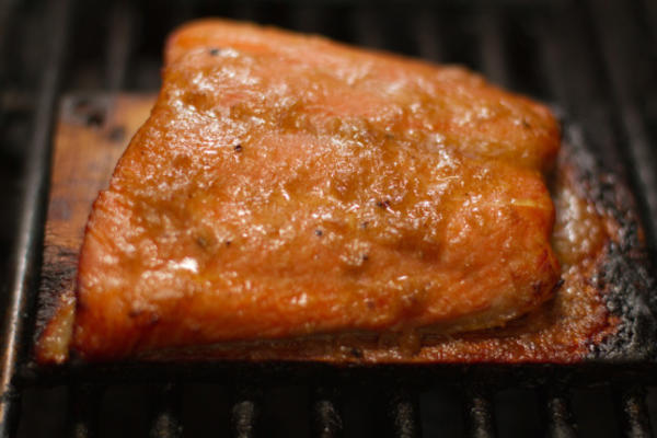 saumon sur planche de cèdre avec sauce au gingembre