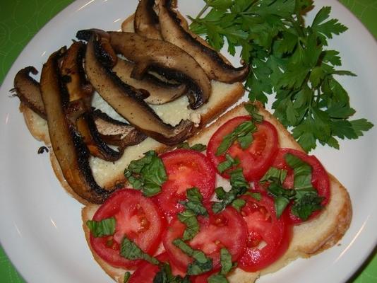 sandwich aux champignons et à la tomate portabella