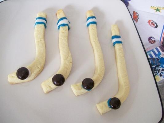 bâtons de hockey et biscuits de rondelles
