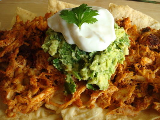 nachos de poulet rôti et chipotle avec crème à la coriandre et à l'avocat