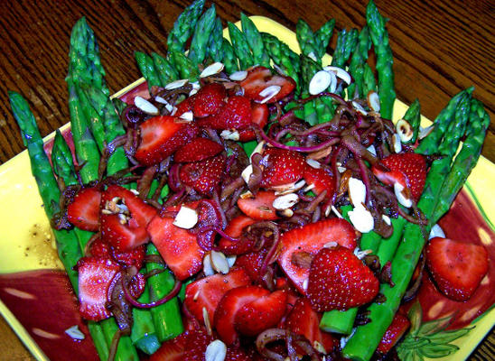 salade d'asperges et de fraises au printemps avec un filet de caramel