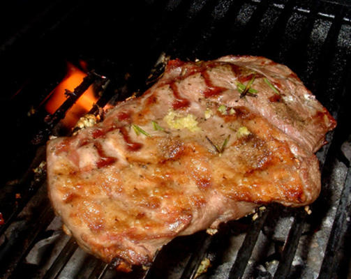 barbecue ou gigot d'agneau aux épices rôties