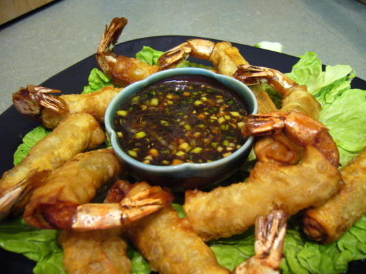 Wontons aux crevettes croquantes avec une trempette à l'oignon vert