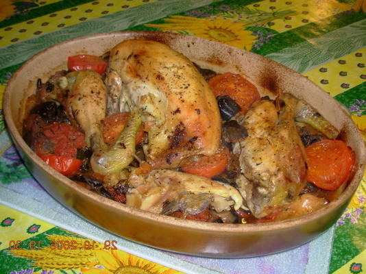 poulet rôti français et légumes méditerranéens au vin