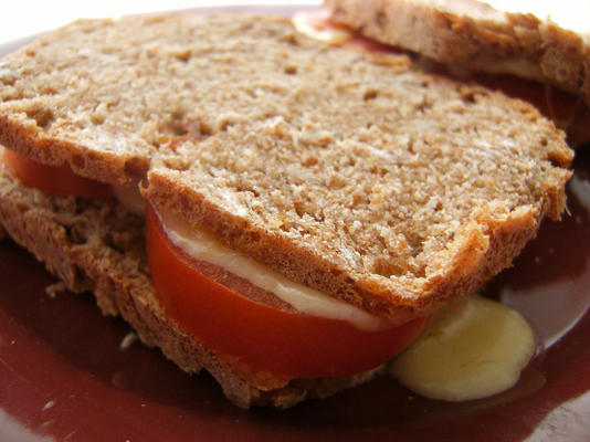 sandwich à la tomate et au pain grillé