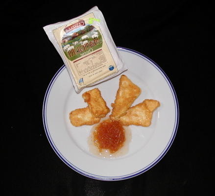 manouri me kythoni: fromage frit avec conserves de coing
