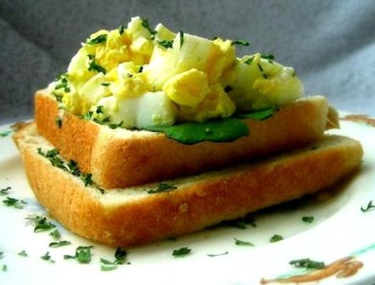 salade aux œufs - en salade ou sur du pain grillé