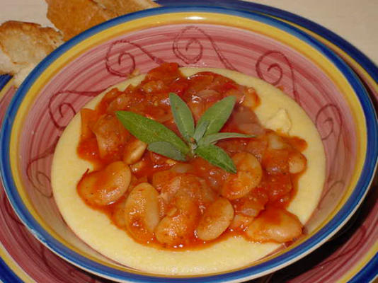 doigts de polenta avec haricots et tomates