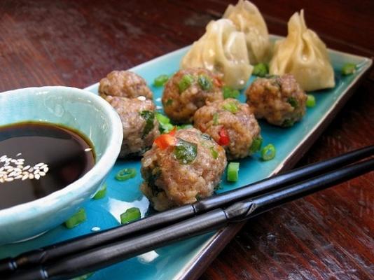 boulettes de porc à la vapeur et oignons nouveaux (oignons verts)