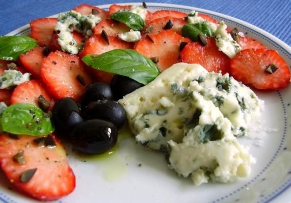 salade de fraises aux olives, fromage bleu et vinaigre balsamique