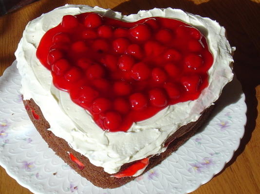 chocolat et cerises en forme de coeur et gâteau à la crème