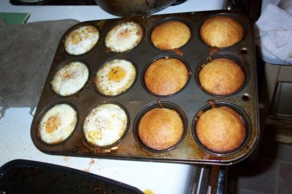 oeufs dans des nids de hasch avec des muffins au maïs
