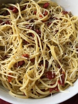 pâtes pour cheveux d'ange avec ail et tomates séchées