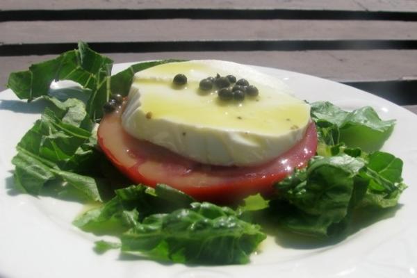 salade caprese avec vinaigrette aux câpres