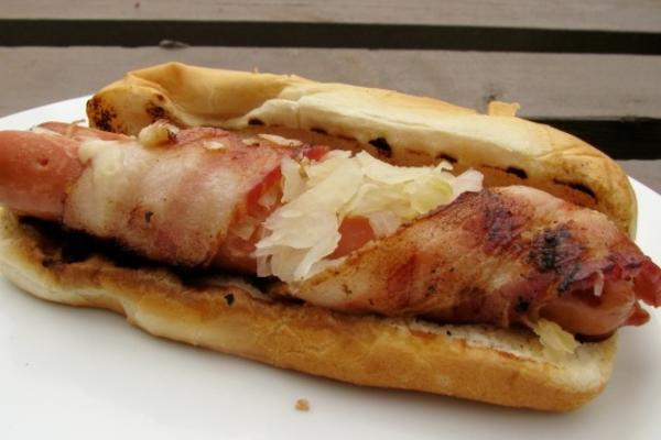 hot dogs fourrés au bacon grillés