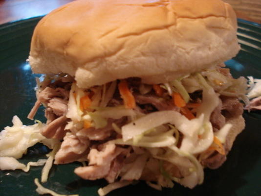 sandwichs au porc effiloché et salade de chou à la caroline du nord