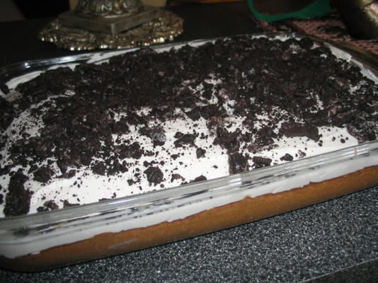 biscuits oreo et gâteau à la crème glaçage blanc